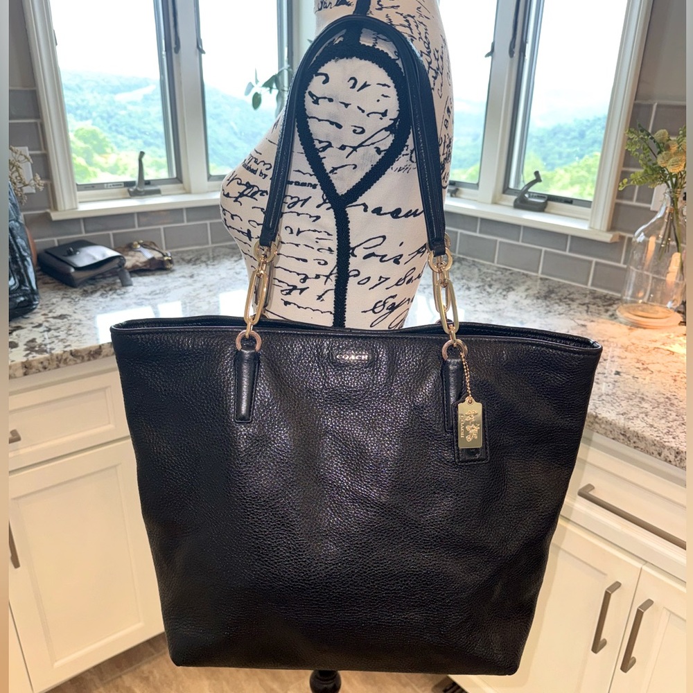 COACH Madison Black Pebble Leather Tote w Gold Hardware. Like New, Excellent!